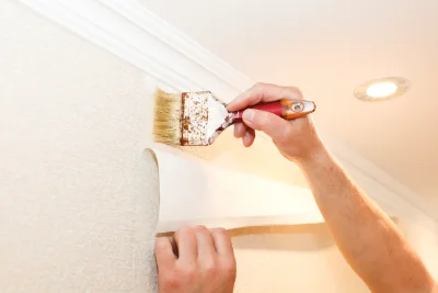 Pose de papier peint à Brasparts — revêtements muraux et toiles de verre